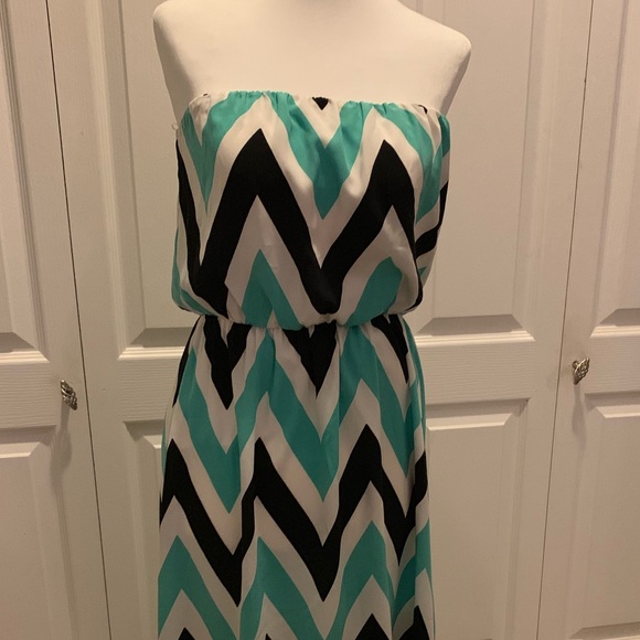 Chevron Maxi Dress - Picture 2 of 8